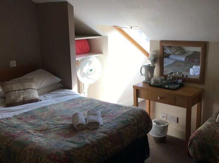 חדר סטנדרט לשלושה, Smiths