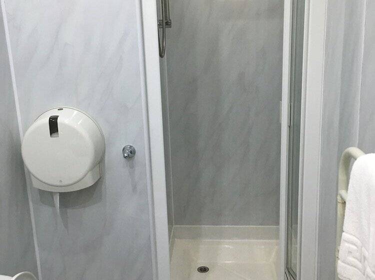 חדר סטנדרד יחיד חדר אמבטיה משותף, Smiths