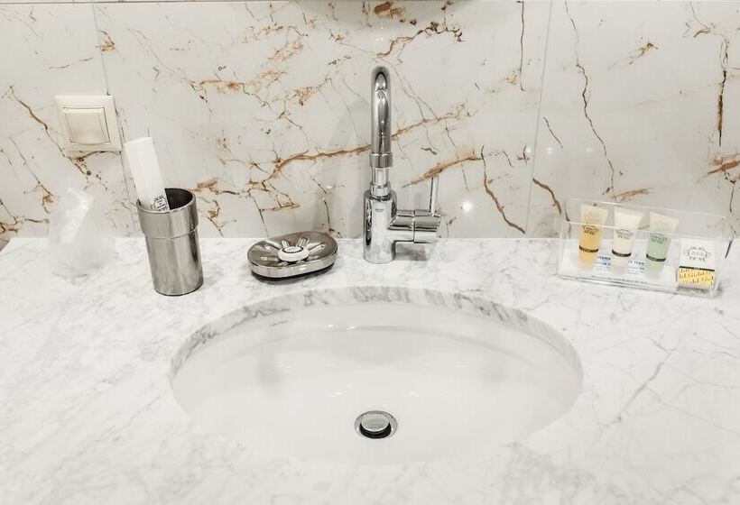 اتاق استاندارد یک نفره, Tchaikovsky