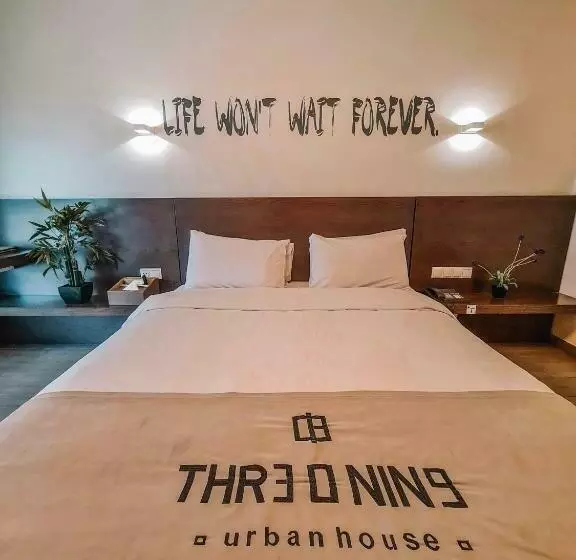 اتاق لوکس, Three O Nine