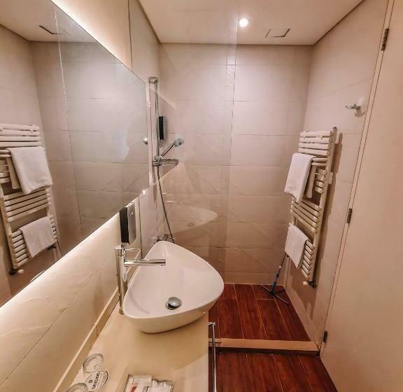 اتاق لوکس یک تخته, Three O Nine