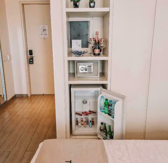 اتاق لوکس یک تخته, Three O Nine