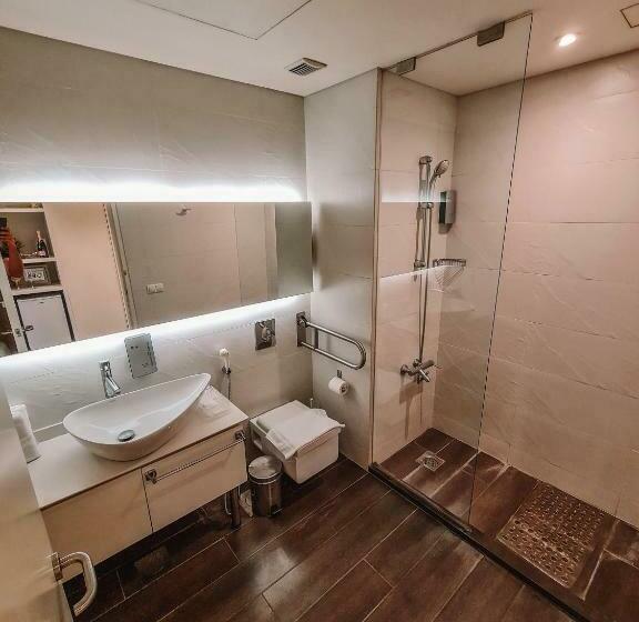 اتاق لوکس یک تخته, Three O Nine