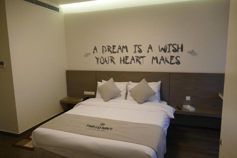 اتاق لوکس یک تخته, Three O Nine