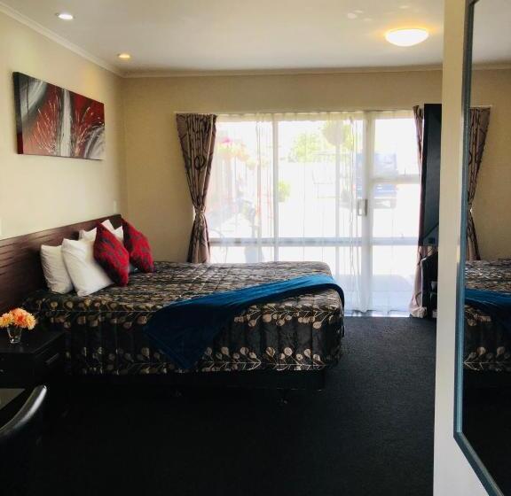 デラックススタジオ, Red Rock Thermal Motel Mineral Pool