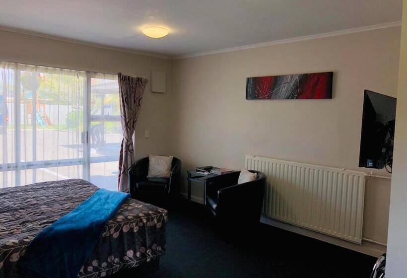 デラックススタジオ, Red Rock Thermal Motel Mineral Pool