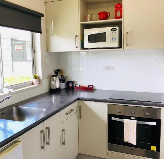 デラックススタジオ, Red Rock Thermal Motel Mineral Pool