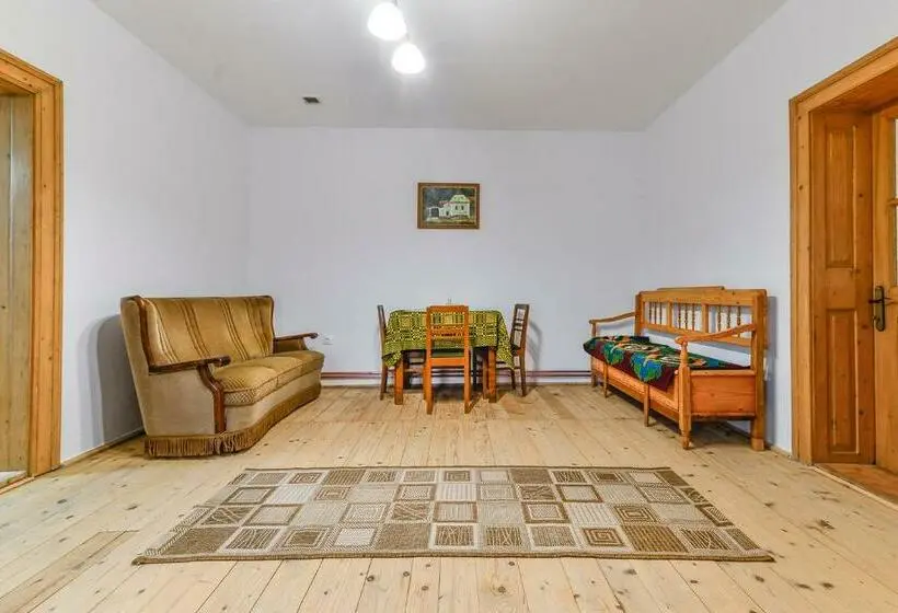 バスルーム共有のトリプルスタンダード, Casa Trappold
