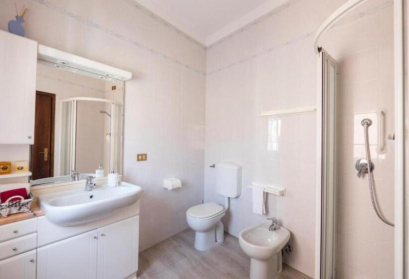 غرفة قياسية ثلاثية مع حمام خارجي, Berici Bed And Breakfast