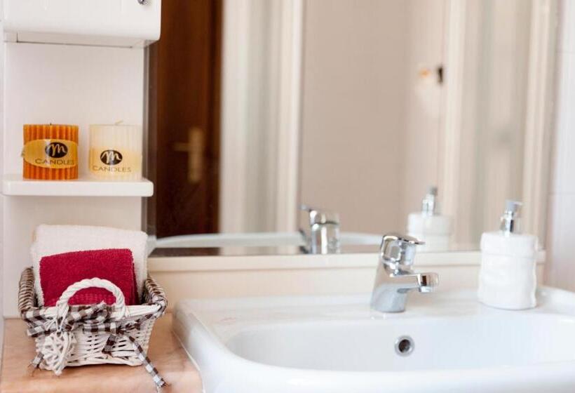 غرفة قياسية ثلاثية مع حمام خارجي, Berici Bed And Breakfast