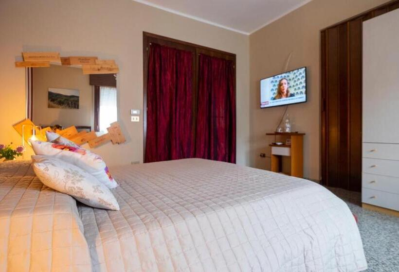 غرفة قياسية ثلاثية مع حمام خارجي, Berici Bed And Breakfast