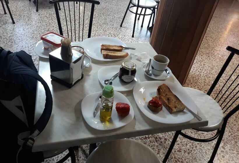 سرير فى غرفة مشتركه, Albergue Turístico Las Eras