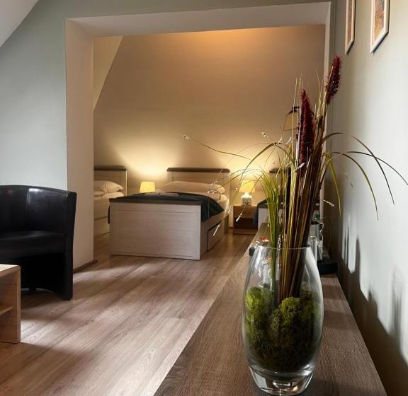 חדר משפחתי, Penzion Horal