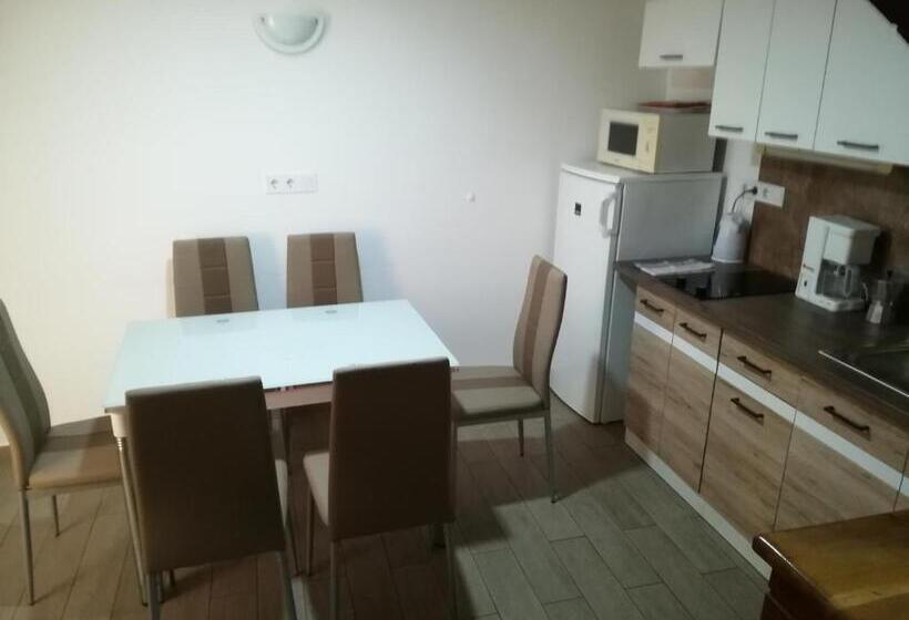 침실 1개 아파트, Vörös Macska Vendégház