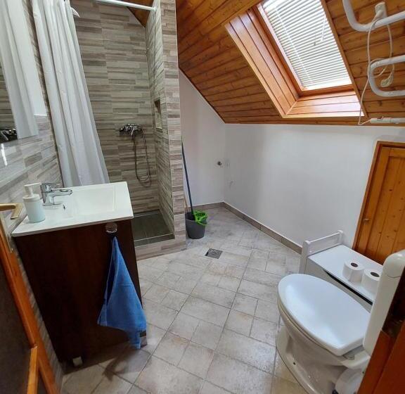 침실 2개 아파트, Vörös Macska Vendégház