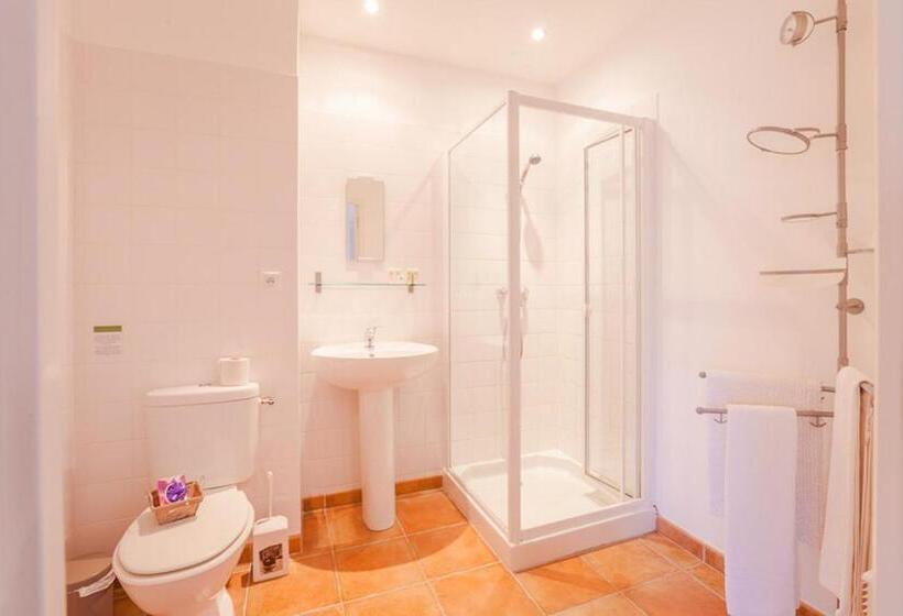 غرفة عائلية, Normandy Inn