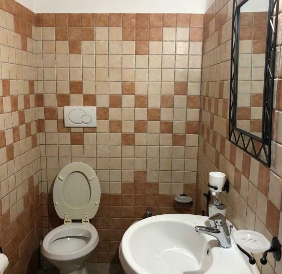 חדר משפחתי, Agriturismo I Due Regni