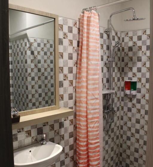 اتاق لوکس, Front One Budget Abepura