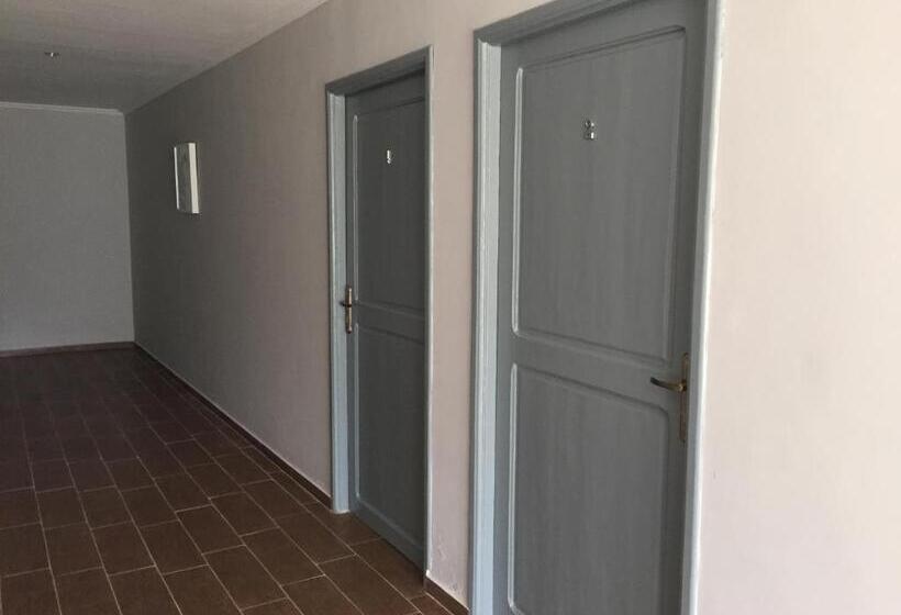 اتاق خانوادگی, Palm Grove Farm