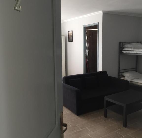 اتاق خانوادگی, Palm Grove Farm