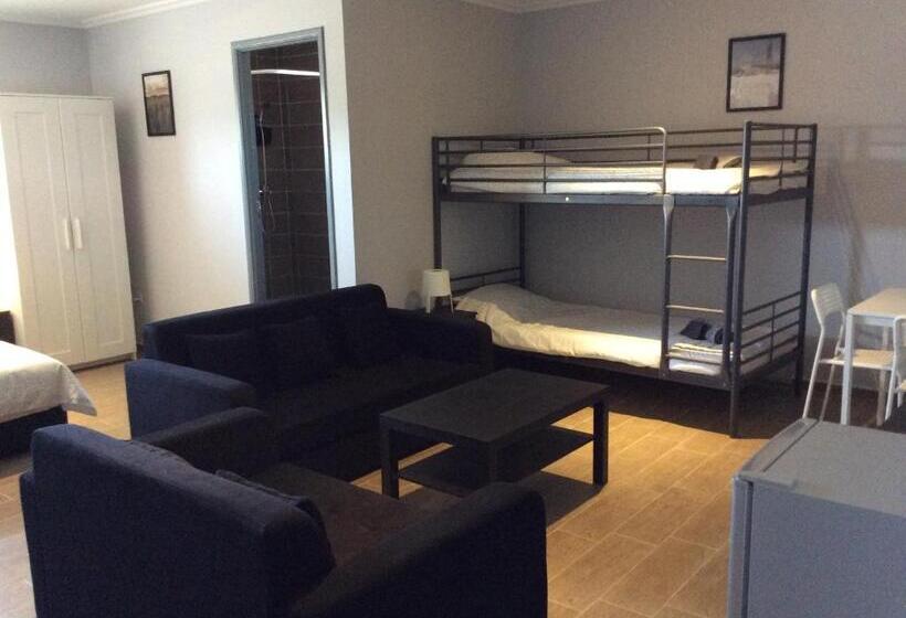 اتاق خانوادگی, Palm Grove Farm