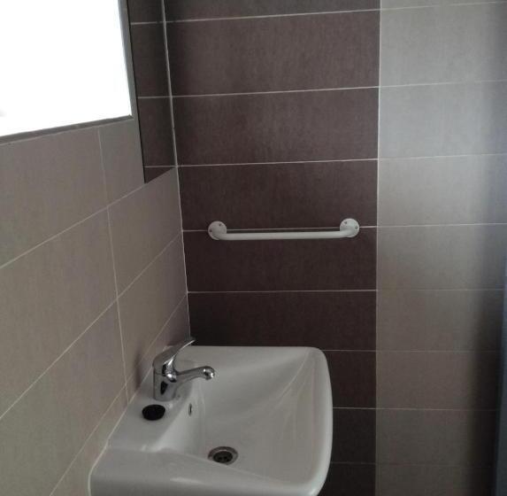 اتاق خانوادگی, Palm Grove Farm