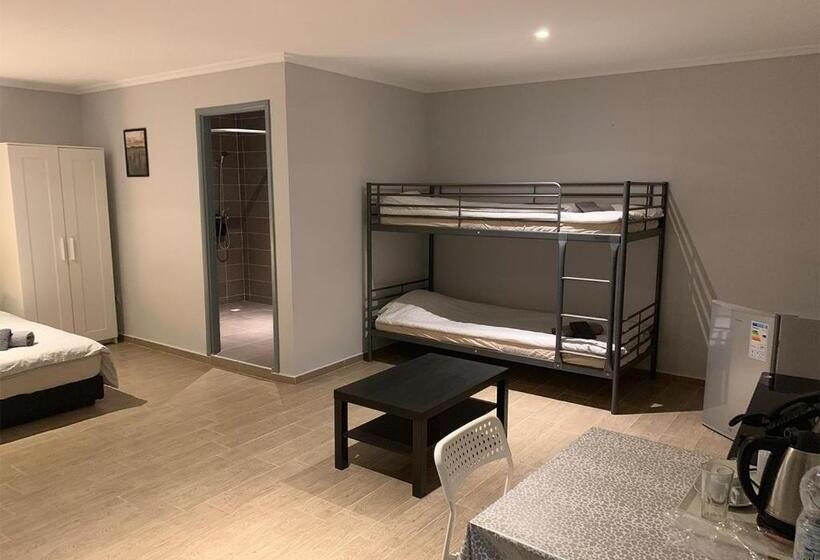 اتاق خانوادگی, Palm Grove Farm