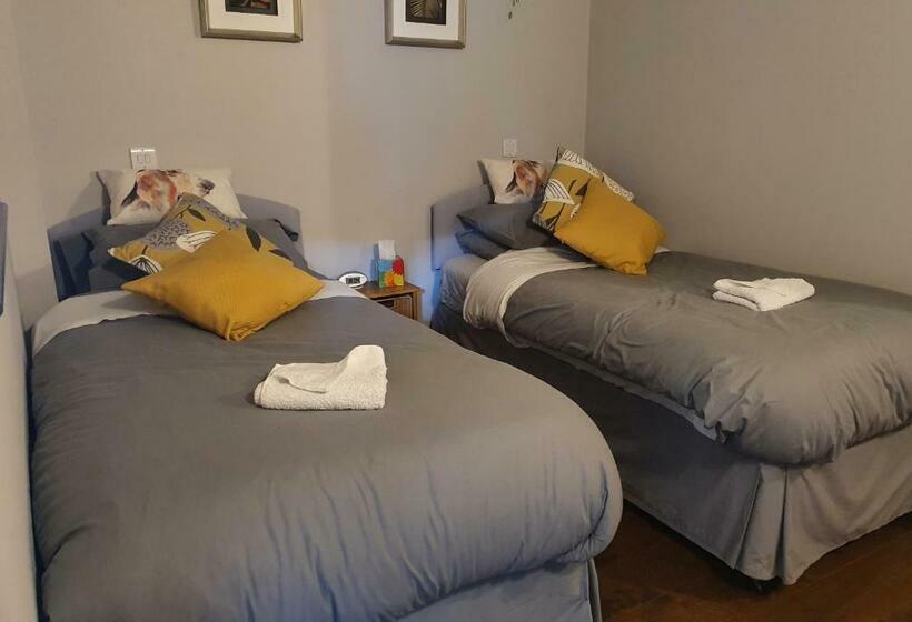 חדר סטנדרט מותאם לאדם עם מוגבלויות, Cross Swords Rooms, Skillington