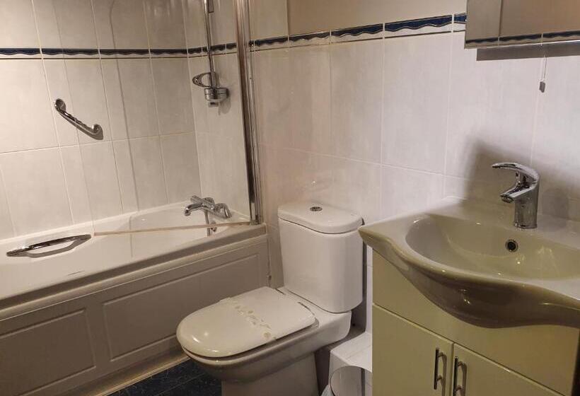 חדר סטנדרט, Cross Swords Rooms, Skillington