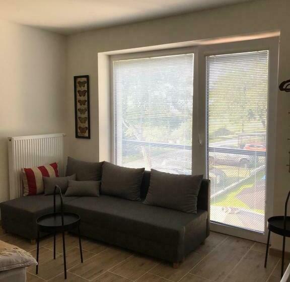 스탠다드 스튜디오, Varalja Apartments