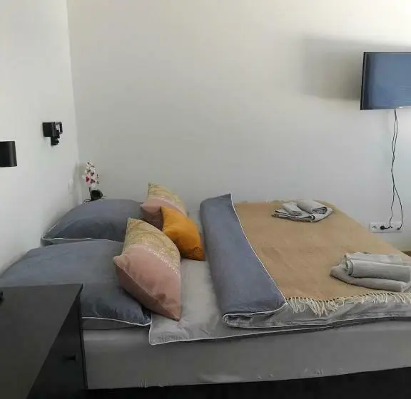 スタンダードスタジオ, Varalja Apartments