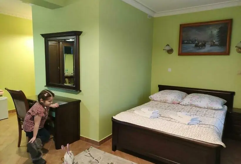 デラックストリプルルーム, Dwór Bartnika