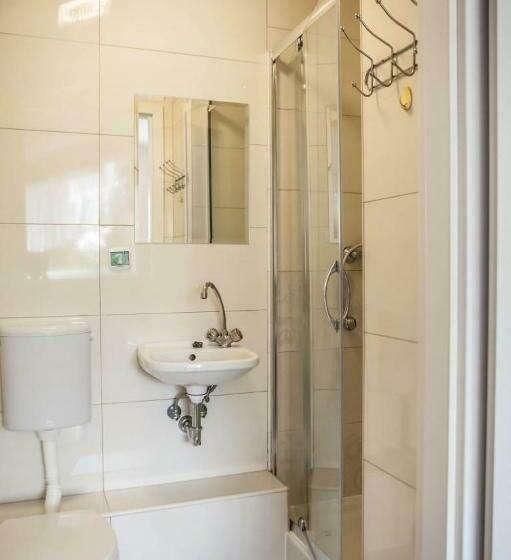 חדר סטנדרט לשלושה, Arkada