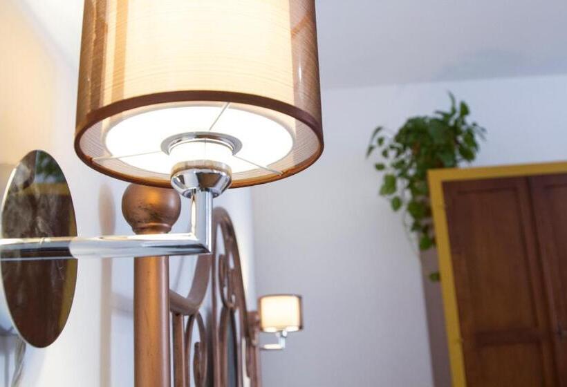 חדר סטנדרט לארבעה, Domus Angularia