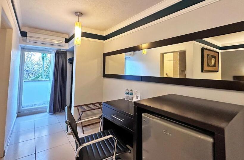 اتاق لوکس, Inhouse León