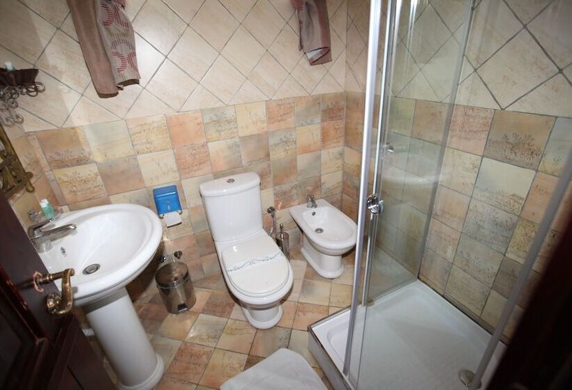 带按摩浴盆的套房, Iliada