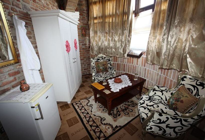 带按摩浴盆的套房, Iliada