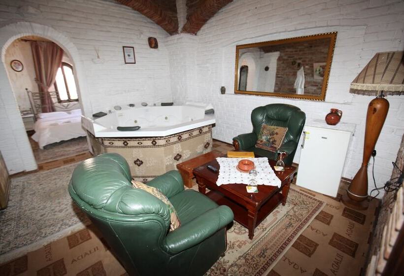 带按摩浴盆的套房, Iliada