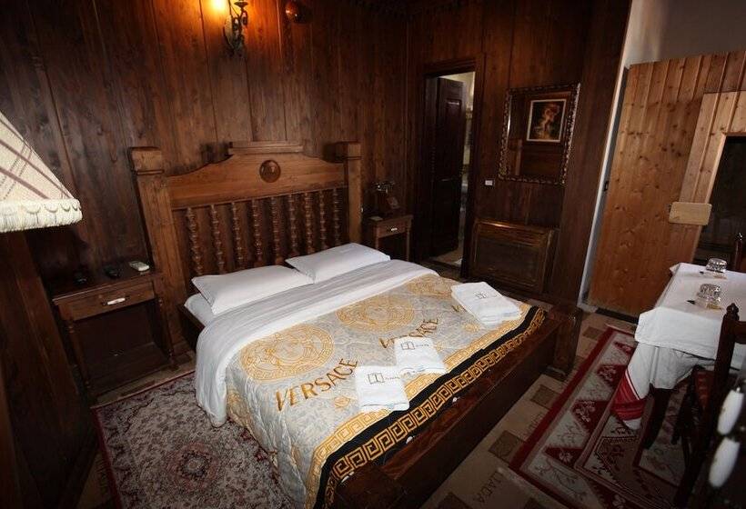 带按摩浴盆的套房, Iliada