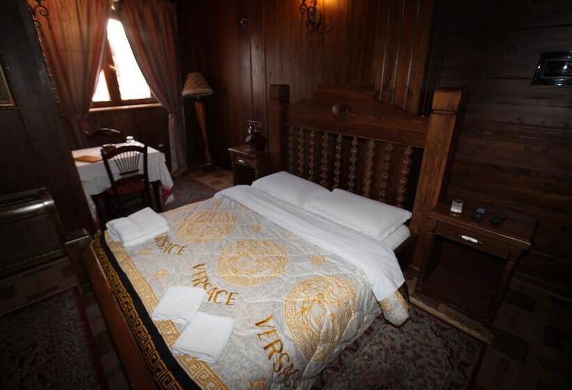 带按摩浴盆的套房, Iliada