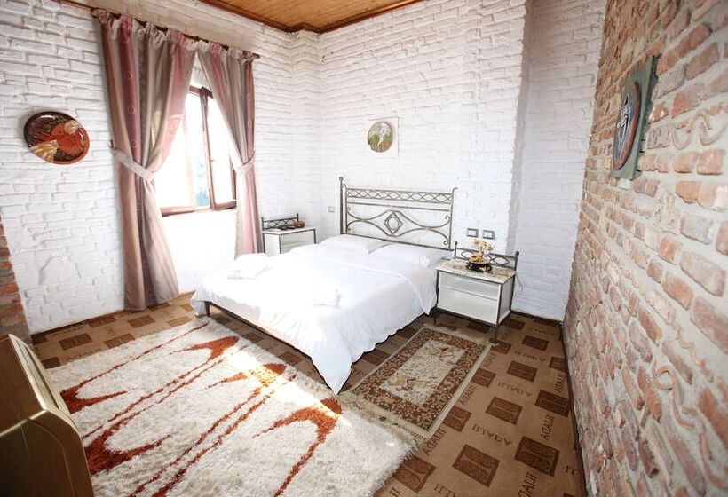 带按摩浴盆的套房, Iliada