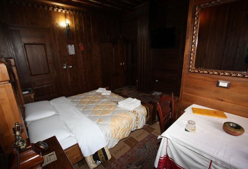 带按摩浴盆的套房, Iliada