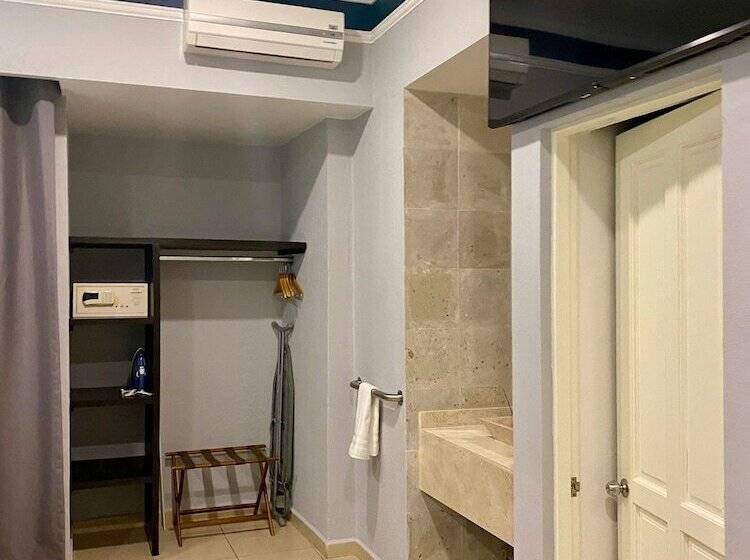 اتاق لوکس, Inhouse León