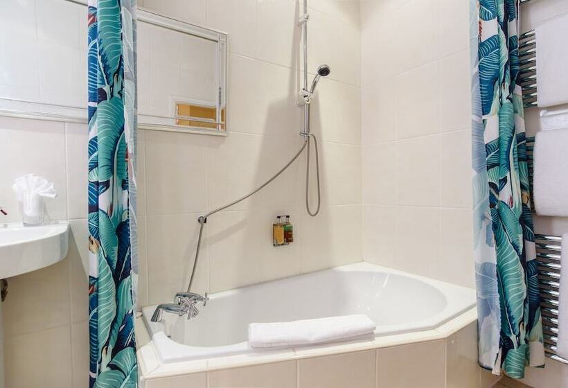 Номер Deluxe, Jolyon S Boutique