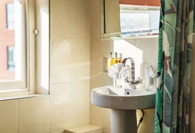 Номер Deluxe, Jolyon S Boutique