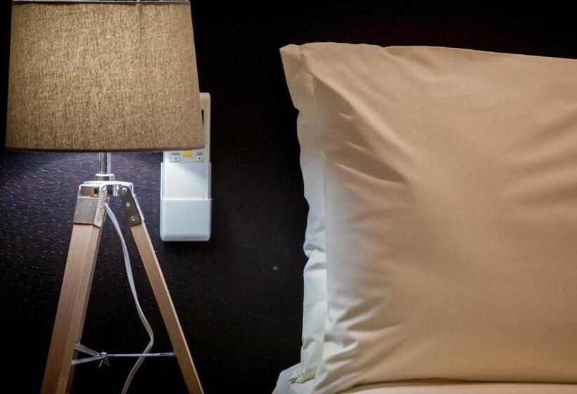 اتاق لوکس, Karratha International