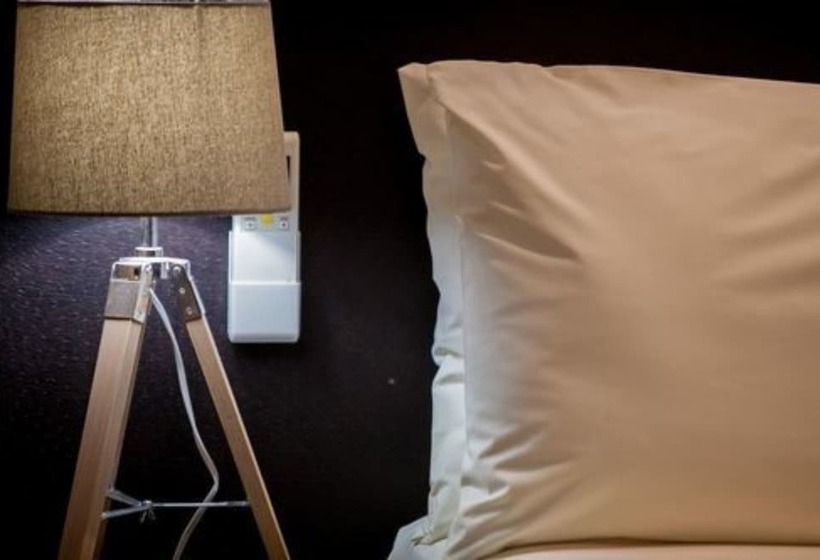 اتاق لوکس, Karratha International