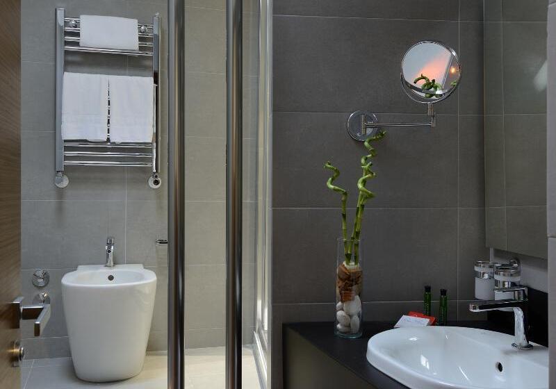 חדר סטנדרט לשלושה, Rome Art Hotel   Gruppo Trevi Hotels