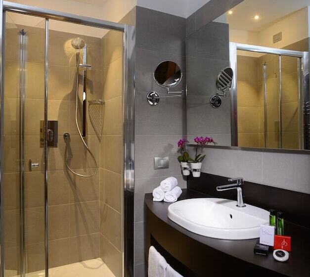 חדר סטנדרט לשלושה, Rome Art Hotel   Gruppo Trevi Hotels