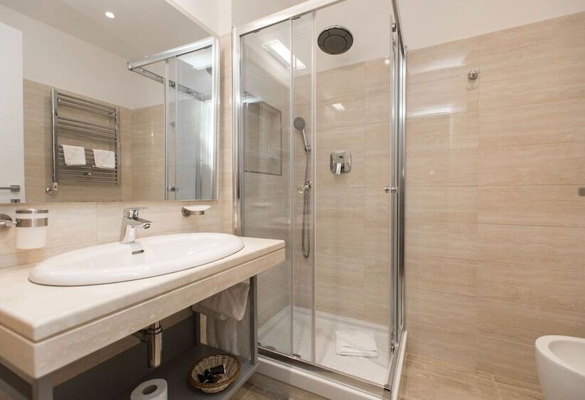 חדר סטנדרט לשלושה, Rome Art Hotel   Gruppo Trevi Hotels